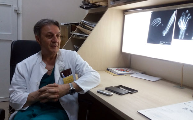 Катарини пет сати пришивали шаку
